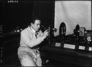 M. Jean Painlevé près d'un microscope, Agence de presse Meurisse, 1926, Gallica. Jean Painlevé, « La beauté du film documentaire : le film biologique », Le Monde, 18 janvier 1930, n° 85