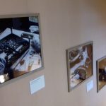 Vue du couloir menant à l’exposition et exposition de photographies documentant le travail des restaurateurs et artisans (photo MC Régnier)