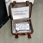 La valise de mots qui invite le visiteur à poursuivre le jeu de création de cases de roman-photo de l’exposition.