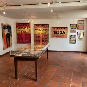 Exposition d’affiches de pièces de théâtre de Jean Giraudoux et présentation d’archives familiales dans les vitrines centrales.