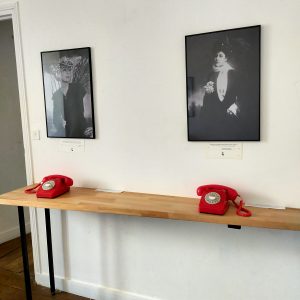 La salle des téléphones rouges qui permettent d’accéder à des enregistrements audio de correspondances personnelles et cartel de présentation du dispositif sur Suzanne Giraudoux.