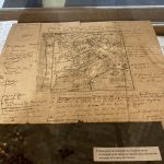 Plan de la Bataille de Fontenoy revu et corrigé sur le champ de bataille avec annotations en marge de la main de Voltaire. Photographie K. Boivin
