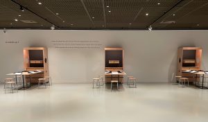 Une des deux installations interactives de l’exposition Dotremont, peintre de l’écriture, du 28/4 au 7/8/2022, Musées royaux des Beaux-Arts de Belgique, Bruxelles. © Camille Van Vyve