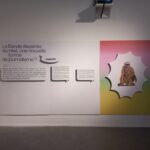 De l’affiche à la scénographie, un jeu de couleurs caractérise l’exposition et structure son parcours. Photo de Violette Méon-Bénard