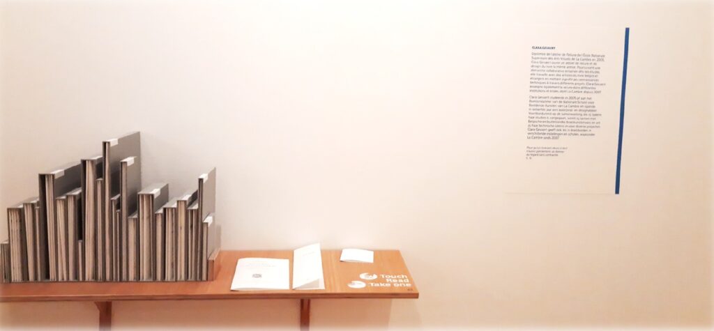 Installation de Clara Gevaert, Exposition Touching, Moving, Reading Books, Wittockiana, 20 mars-22 mai 2022