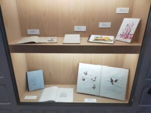 Kakémono introductif et vitrine introductive de l’exposition. Photo: Jessica de Bideran