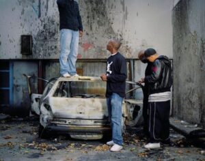 Mohamed Bourouissa, L’impasse, 2007 de la série « Périphérique ». Tirage à développement chromogène Collection MEP, Paris. Œuvre acquise en 2008 grâce au soutien de la Fondation Neuflize Vie © Mohamed Bourouissa - Courtesy de l'artiste et de Mennour, Paris. © Maison Européenne de la Photographie, Paris