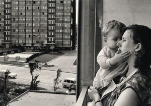 Janine Niepce, H.L.M. à Vitry. Une mère et son enfant, 1965, Tirage gélatino-argentique Collection MEP, Paris. Acquis en 1983. © Janine Niepce / Roger Viollet