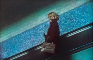 Dolorès Marat, La femme aux gants, 1987, Tirage au charbon en quadrichromie (procédé Fresson) Collection MEP, Paris. Acquis en 2001. © Dolorès Marat