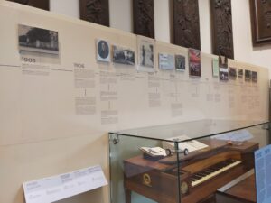 Frise chronologique présentant les grandes dates de Pierre Loti au Pays Basque avec en dessous les grandes transformations touristiques qu'il note. Cliché photographique : Jessica de Bideran - Février 2024.