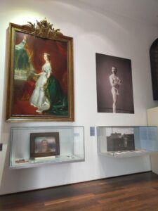 Photographies et portraits de Pierre Loti accrochés à proximité du portrait de l'Impératrice Eugénie qui lança la mode pour Biarritz. Cliché photographique : Jessica de Bideran - Février 2024.