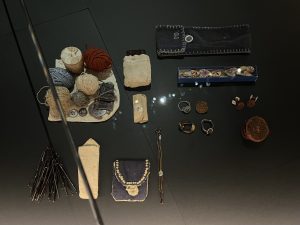 Objets fabriqués et conservés par Cécile Detournay en détention.
