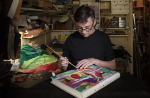 Portrait de Florent Rousseau dans son atelier ©️ Manoir des livres