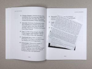 (à droite) : reproduction d’une notice bibliographique qui décrit et authentifie la reliure pastiche du livre Fables ou allégories philosophiques de Claude-Joseph Dorat , 1772, retrouvée dans ce dernier.