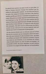 Panneau mettant en regard un extrait de W ou le souvenir d’enfance et la photographie originale que le texte commente.