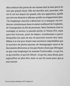 Panneau de médiation reproduisant un extrait de W ou le souvenir d’enfance (1975).