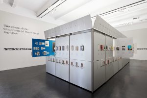 Un’immagine della mostra Uno, cinque, dodici. Ottant’anni del Premio Strega, a cura di Maria Luisa Frisa e Mario Lupano (Roma, Museo MACRO, 29 aprile-20 settembre 2026). Foto di ©Louis De Belle