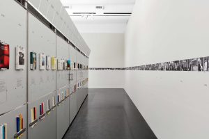 Un’immagine della mostra Uno, cinque, dodici. Ottant’anni del Premio Strega, a cura di Maria Luisa Frisa e Mario Lupano (Roma, Museo MACRO, 29 aprile-20 settembre 2026). Foto di ©Louis De Belle