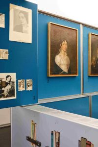 Un’immagine della mostra Uno, cinque, dodici. Ottant’anni del Premio Strega, a cura di Maria Luisa Frisa e Mario Lupano (Roma, Museo MACRO, 29 aprile-20 settembre 2026). Foto di ©Louis De Belle