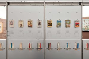 Un’immagine della mostra Uno, cinque, dodici. Ottant’anni del Premio Strega, a cura di Maria Luisa Frisa e Mario Lupano (Roma, Museo MACRO, 29 aprile-20 settembre 2026). Foto di ©Louis De Belle